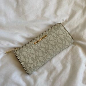 Micheal kors authentic wallet